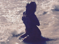 Paris Hilton szaleje w morskich falach